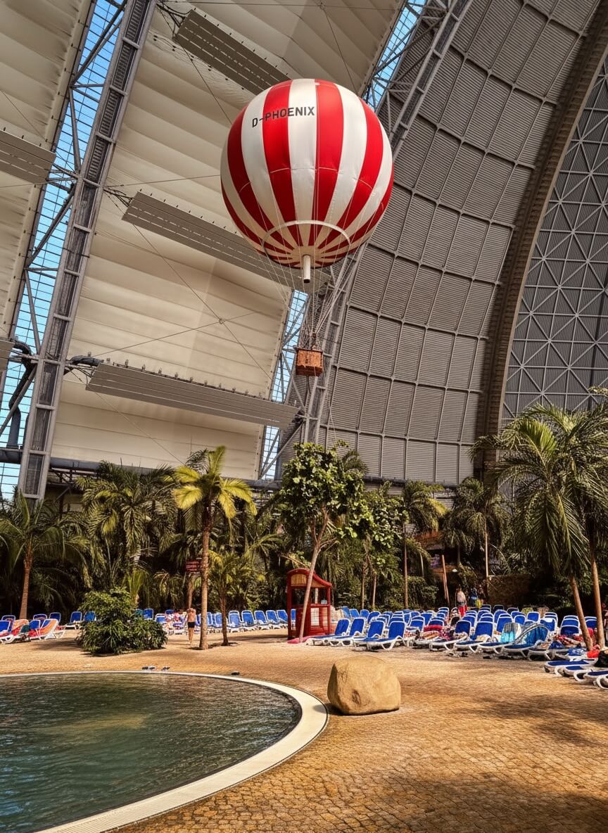D-Phoenix luchtballon boven de lagunes van Tropical Island