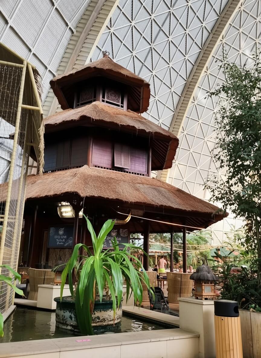 Pagode in Bali-stijl binnen Tropical Island